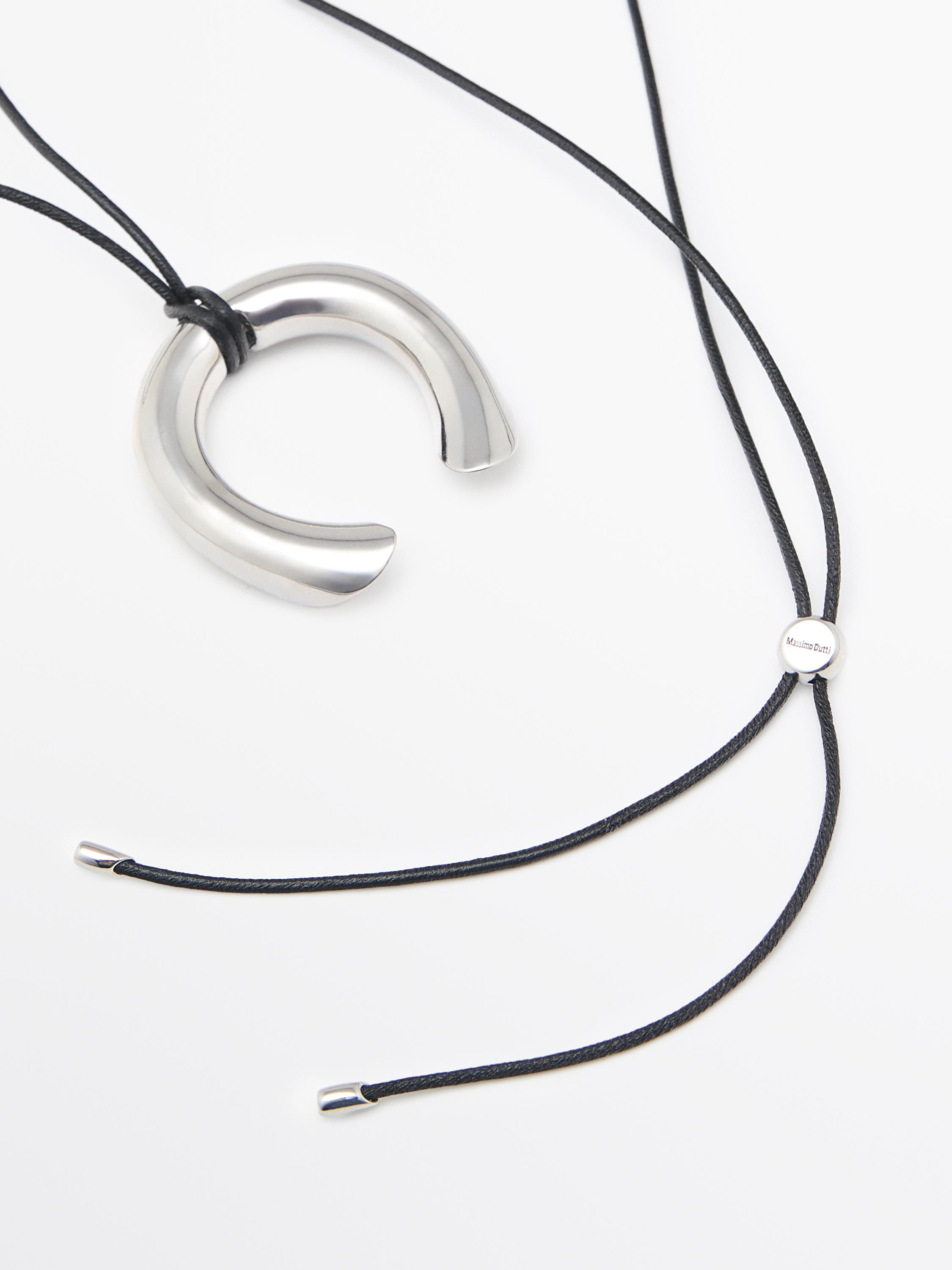 Necklace with horseshoe piece